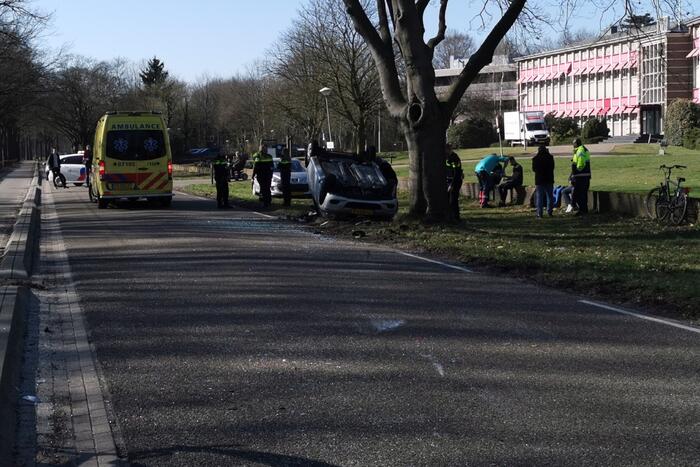 Auto belandt op zijn kop