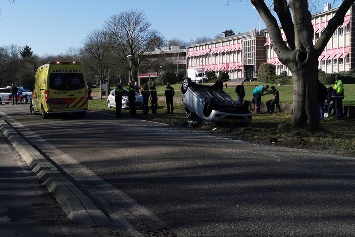 Auto belandt op zijn kop