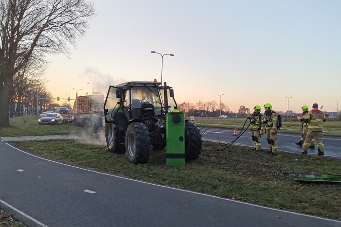 Tractor met aanhanger vlam gevat