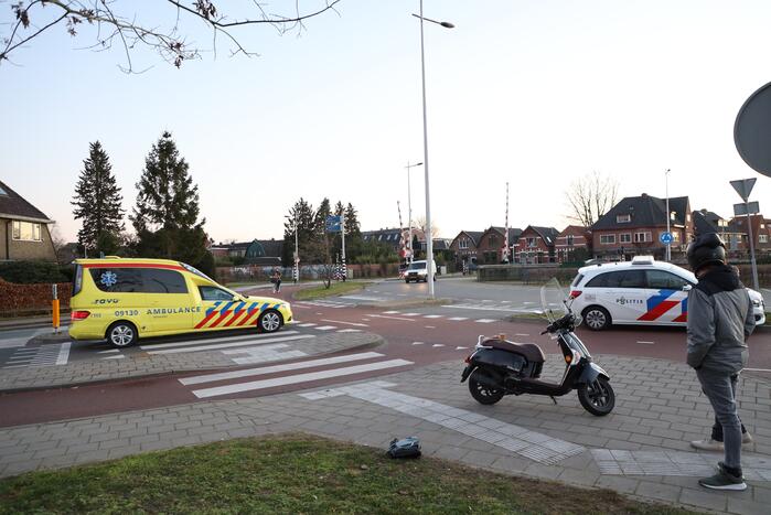 Scooterrijdster en passagier geschept