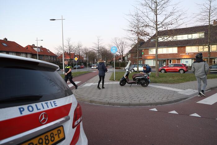 Scooterrijdster en passagier geschept