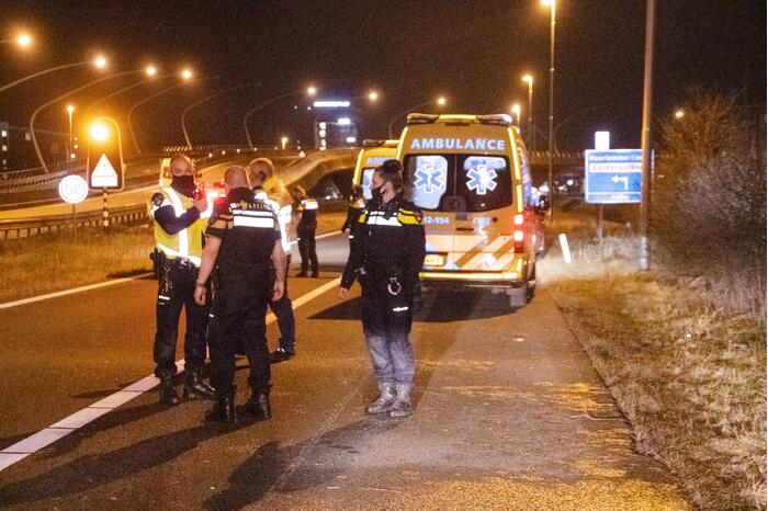 Bestuurder verliest macht over het stuur en belandt ondersteboven in sloot