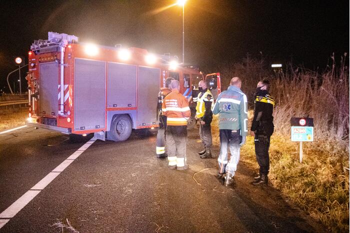 Bestuurder verliest macht over het stuur en belandt ondersteboven in sloot