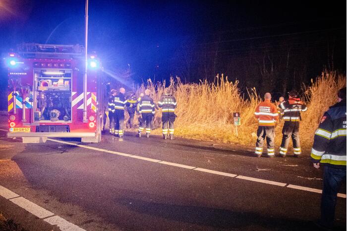 Bestuurder verliest macht over het stuur en belandt ondersteboven in sloot