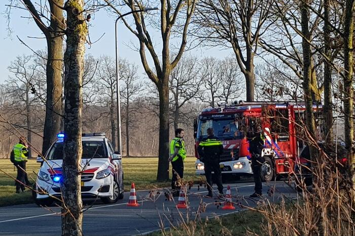 Bestuurder bekneld in auto na botsing tegen boom
