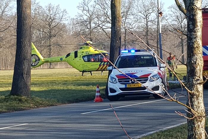 Bestuurder bekneld in auto na botsing tegen boom