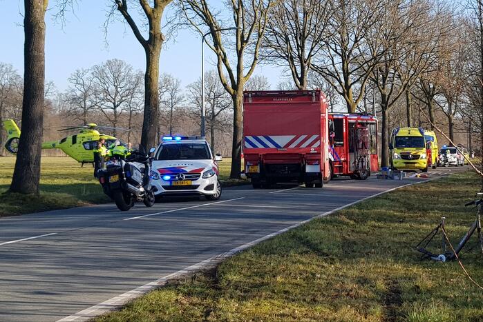 Bestuurder bekneld in auto na botsing tegen boom