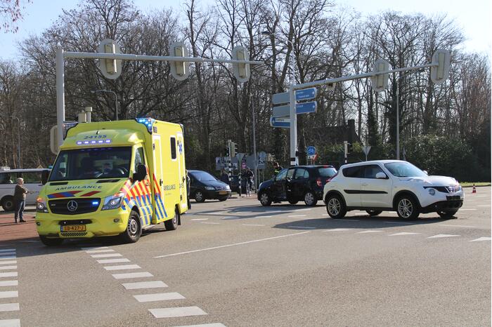 Auto's botsen op kruising