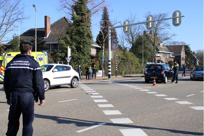 Auto's botsen op kruising