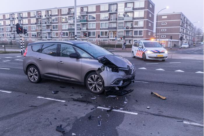 Enorme schade na aanrijding op kruising