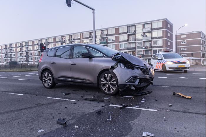 Enorme schade na aanrijding op kruising