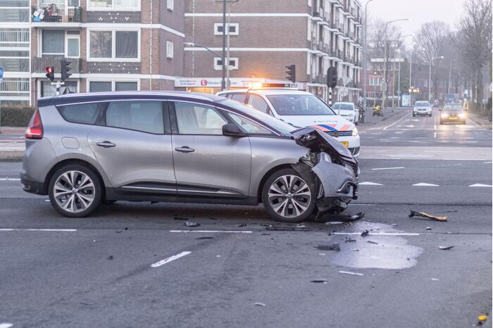 Enorme schade na aanrijding op kruising