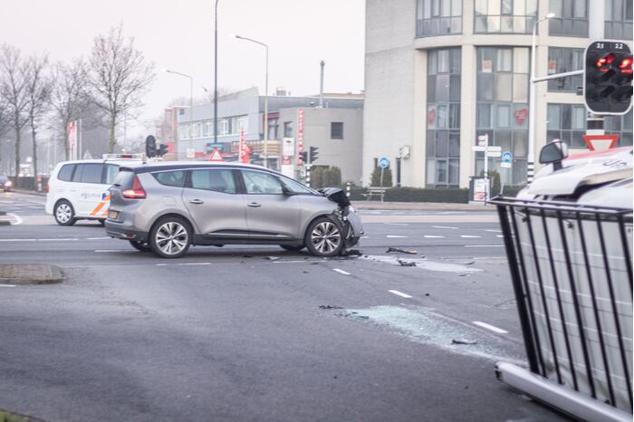Enorme schade na aanrijding op kruising