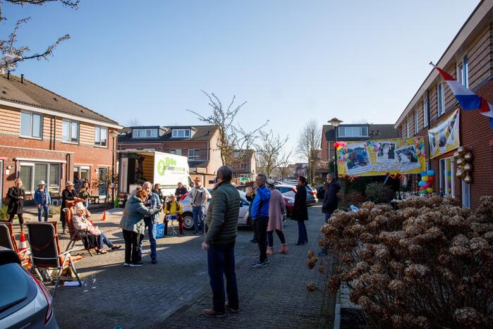 Groot feest op straat voor 60-jarig bruidspaar Rijk en Bea Marcus