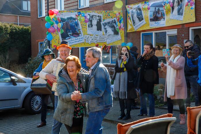 Groot feest op straat voor 60-jarig bruidspaar Rijk en Bea Marcus