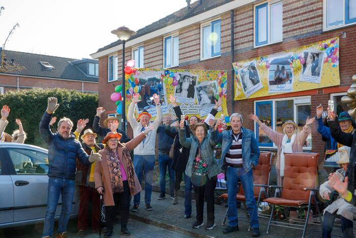 Groot feest op straat voor 60-jarig bruidspaar Rijk en Bea Marcus