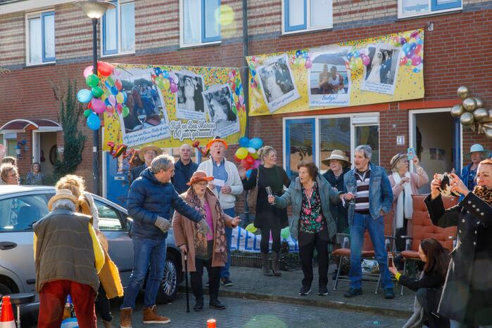 Groot feest op straat voor 60-jarig bruidspaar Rijk en Bea Marcus