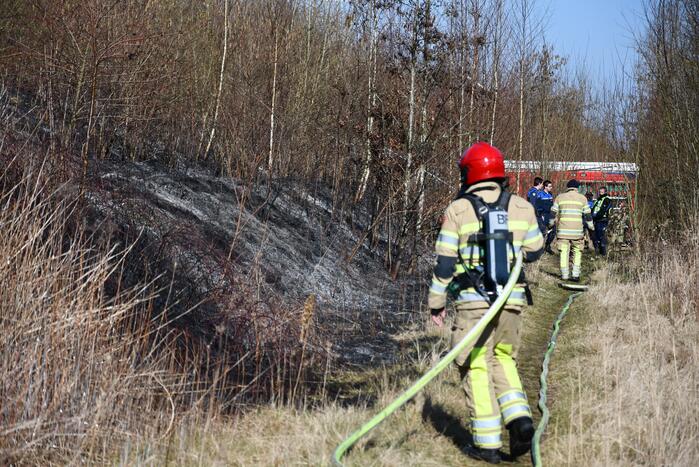 Enorm stuk riet langs spoor in brand