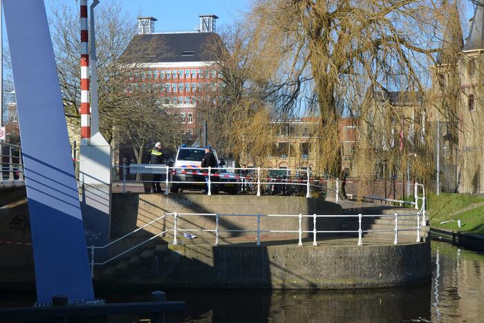 Magneetvisser haalt granaat boven water