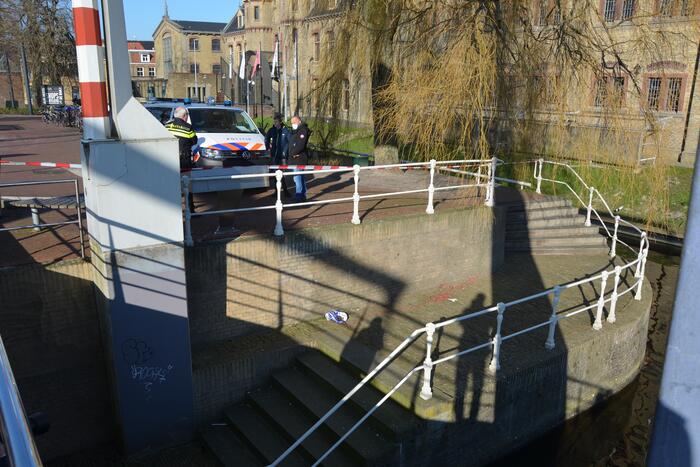 Magneetvisser haalt granaat boven water