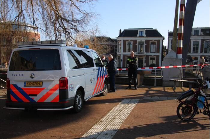 Magneetvisser haalt granaat boven water