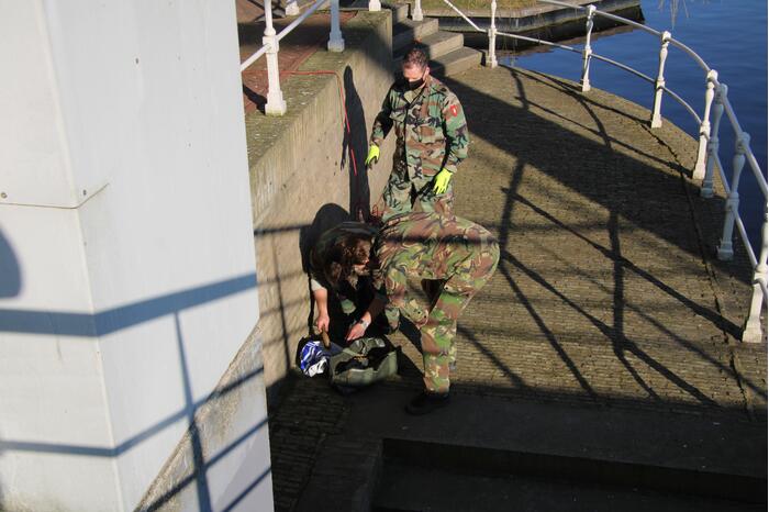 Magneetvisser haalt granaat boven water