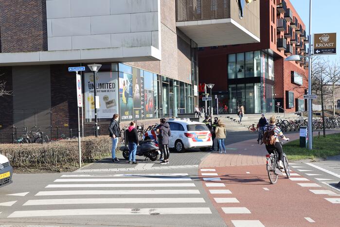 Scooterrijder aangereden tijdens het oversteken door een auto