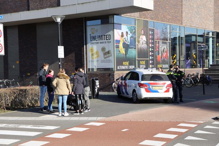Scooterrijder aangereden tijdens het oversteken door een auto