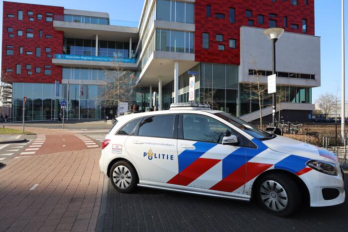 Scooterrijder aangereden tijdens het oversteken door een auto
