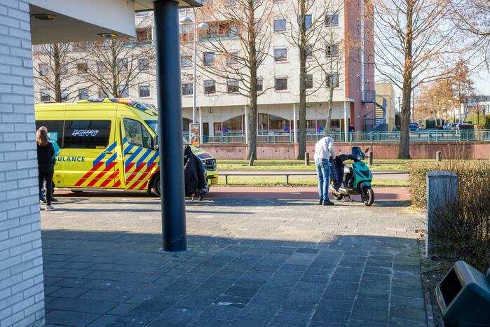 Scooterrijder schiet over railing langs fietspad