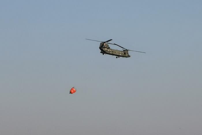 Chinook-transporthelikopter oefent boven Ginkelse Heide