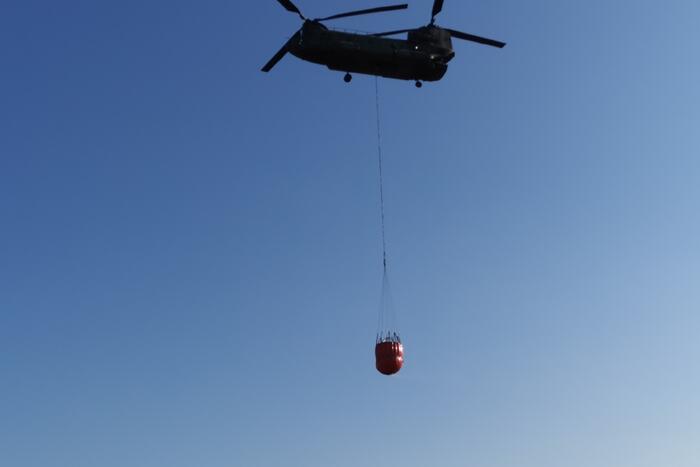 Chinook-transporthelikopter oefent boven Ginkelse Heide