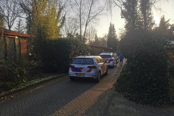 Foto-update: #Lunteren De politie doet onderzoek naar een overleden persoon Galgenbergweg Lunteren.
