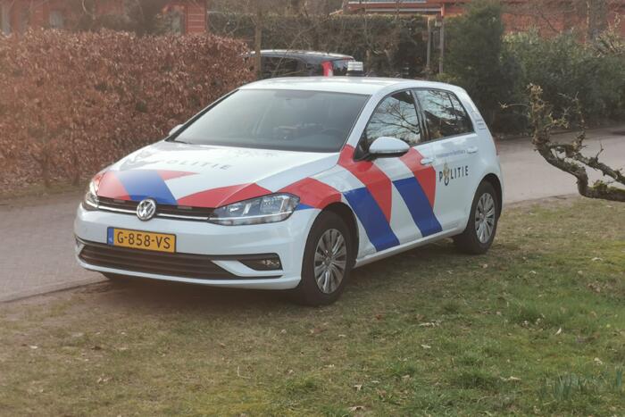 De politie doet onderzoek naar een overleden persoon