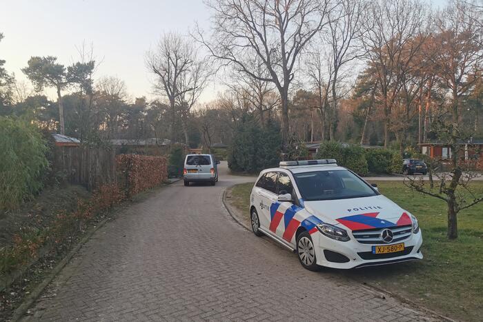 De politie doet onderzoek naar een overleden persoon