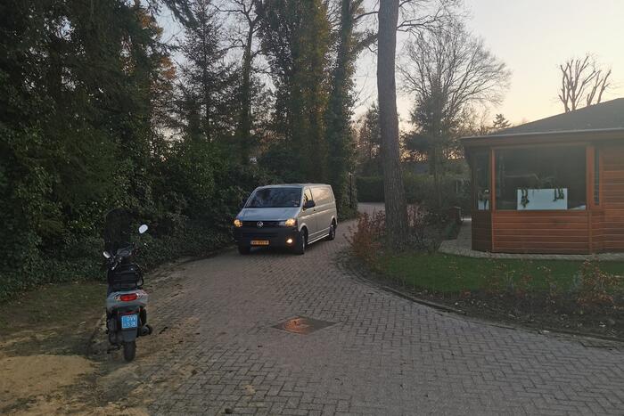 De politie doet onderzoek naar een overleden persoon