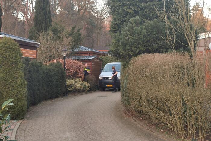 De politie doet onderzoek naar een overleden persoon