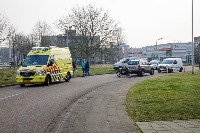 Twee scooterrijders botsen op elkaar