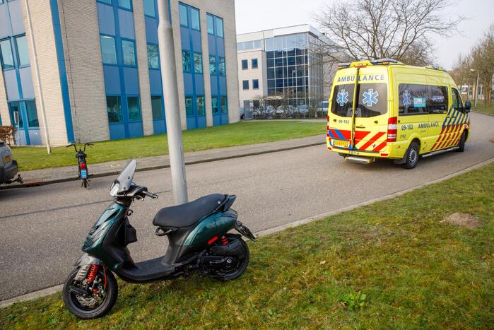 Twee scooterrijders botsen op elkaar