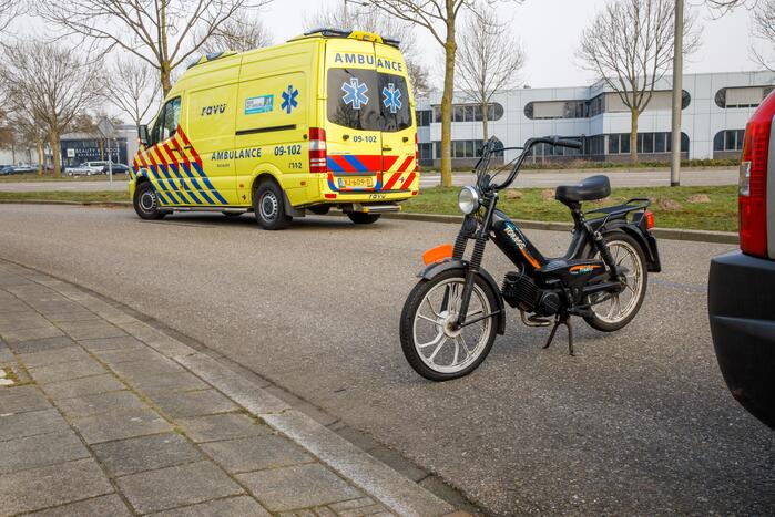 Twee scooterrijders botsen op elkaar