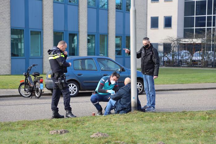 Twee scooterrijders botsen op elkaar