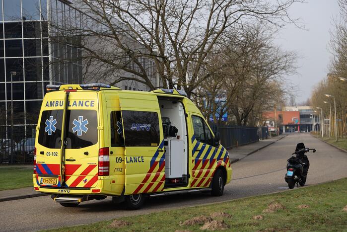 Twee scooterrijders botsen op elkaar