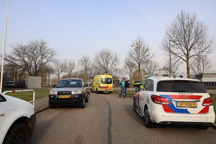 Twee scooterrijders botsen op elkaar