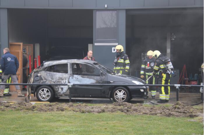 Auto in loods vat vlam