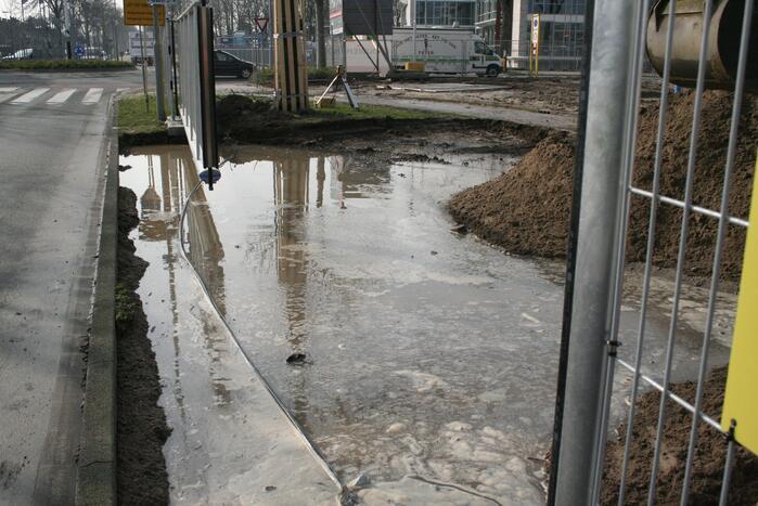 Waterleiding gesprongen bij graafwerkzaamheden op bouwterrein