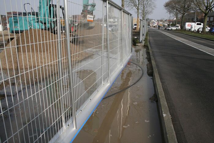 Waterleiding gesprongen bij graafwerkzaamheden op bouwterrein