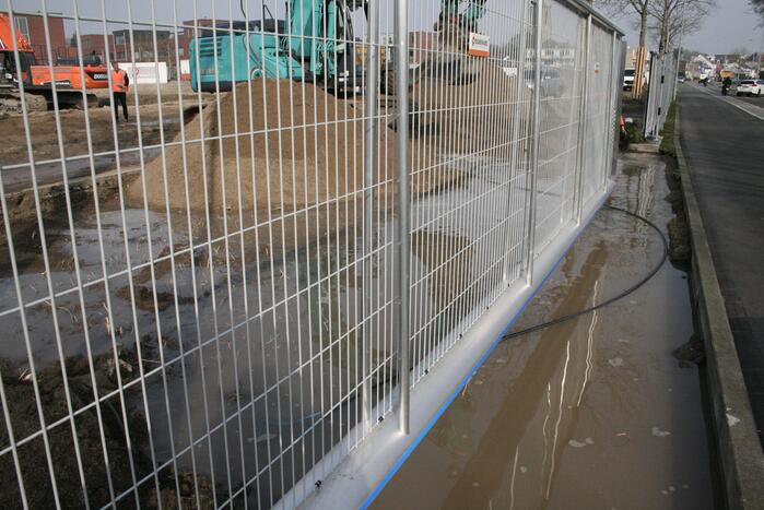 Waterleiding gesprongen bij graafwerkzaamheden op bouwterrein