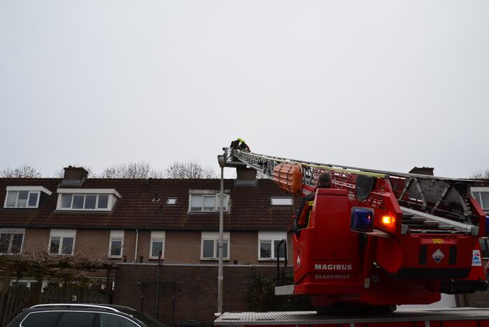 Schoorsteen woning in brand