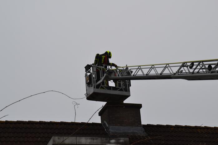 Schoorsteen woning in brand