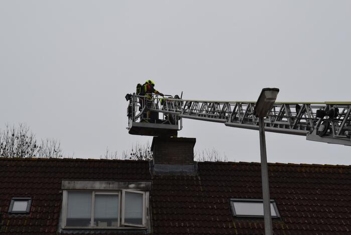 Schoorsteen woning in brand